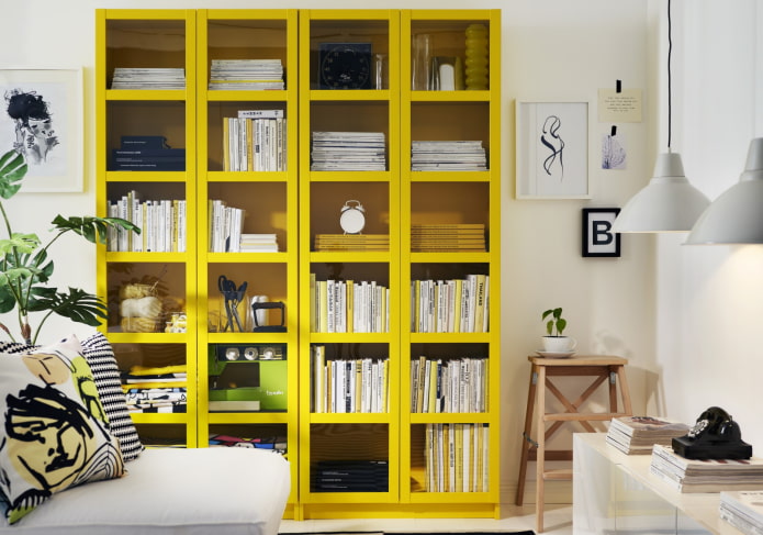 Étagère jaune dans un salon