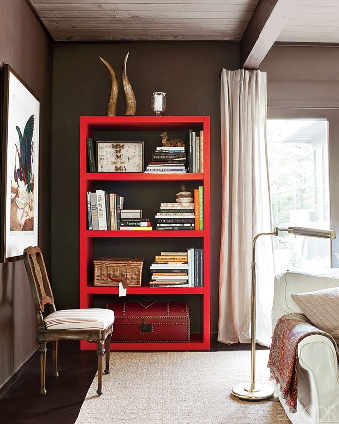 Étagère rouge dans un salon
