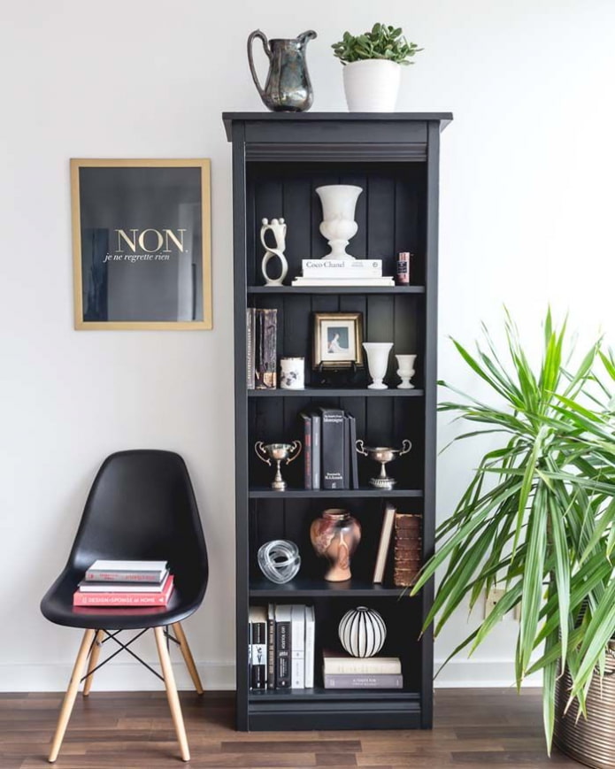 Étagère noire dans un salon