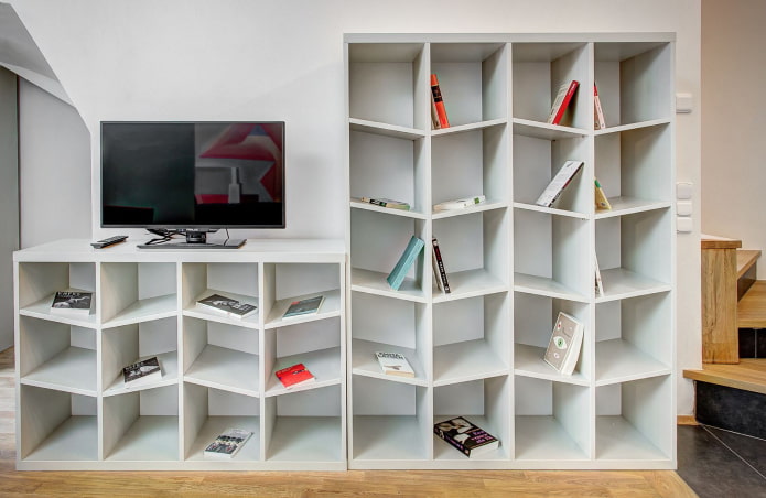 Étagère blanche à l'intérieur