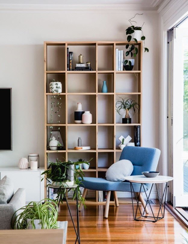 étagère en bois à l'intérieur