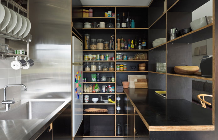 Structure de rayonnage dans l'intérieur de la cuisine