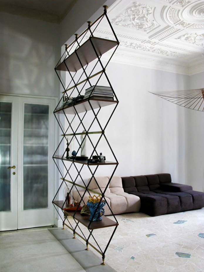 Design d'étagères à l'intérieur