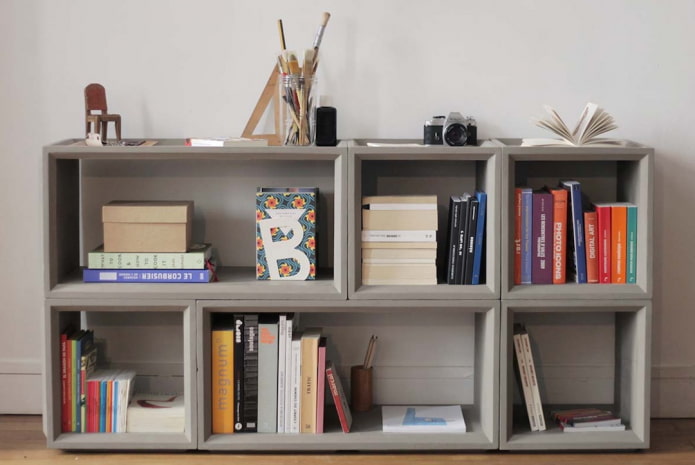 Étagère grise à l'intérieur