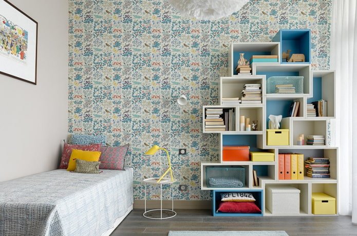 Structure d'étagère à l'intérieur d'une chambre d'adolescent