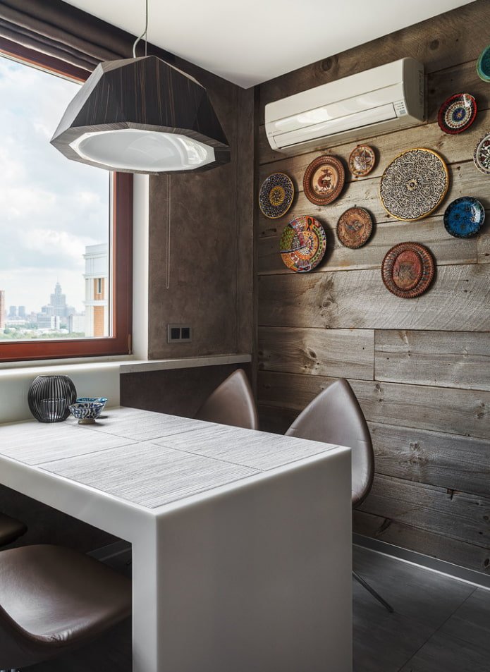 Assiettes sur un mur en bois