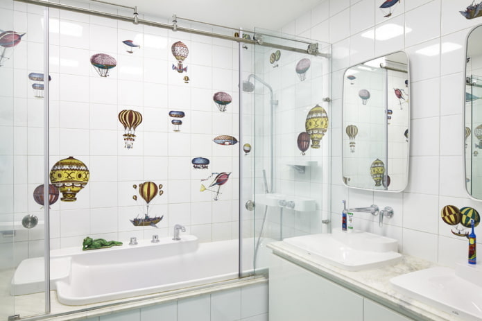 autocollants muraux décoratifs dans l'intérieur de la salle de bain