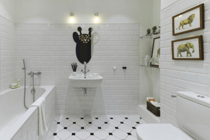 Murs blancs dans la salle de bain