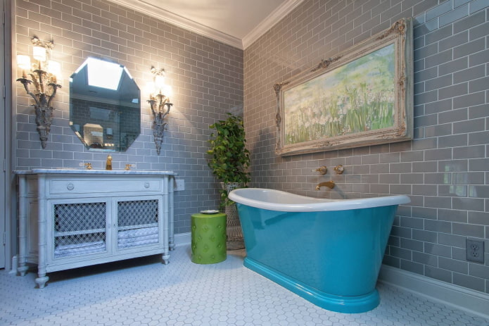 murs gris dans l'intérieur de la salle de bain