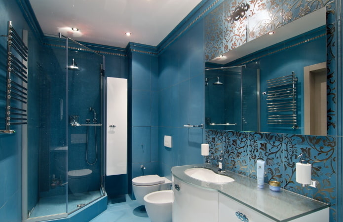 Murs bleus dans la salle de bain