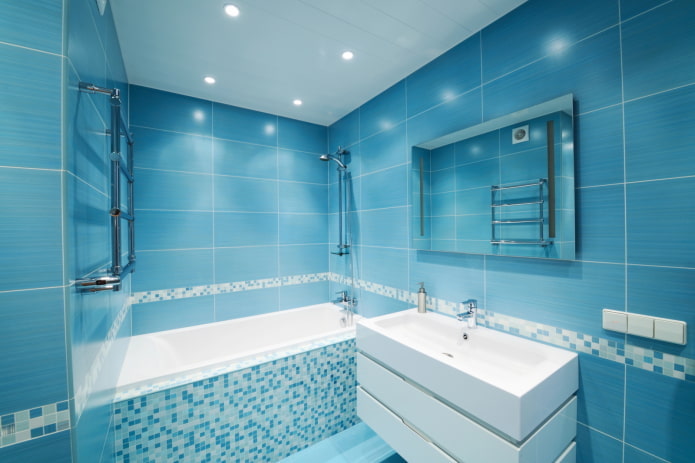murs bleus dans l'intérieur de la salle de bain