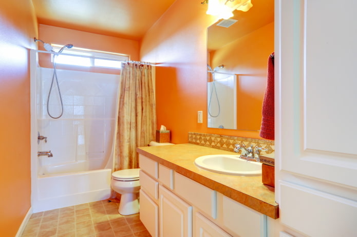 murs orange dans la salle de bain