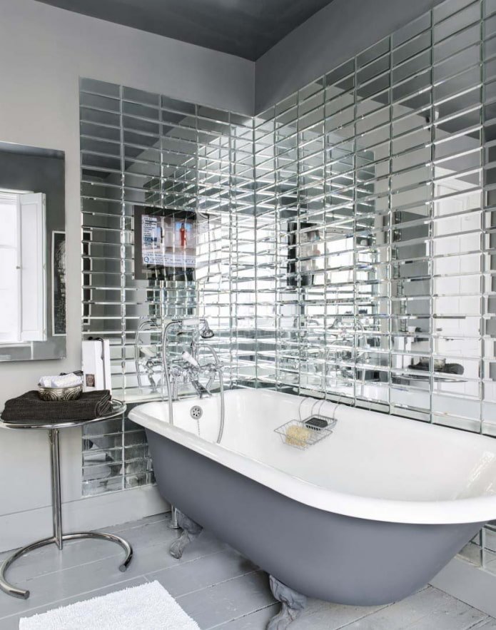 Mur miroir dans la salle de bain