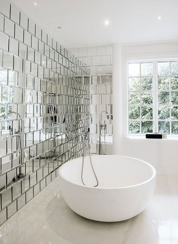 Mur miroir dans la salle de bain