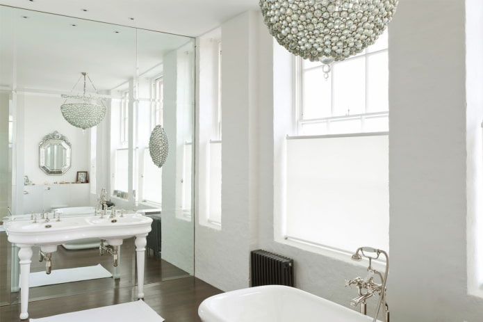 Mur miroir dans la salle de bain