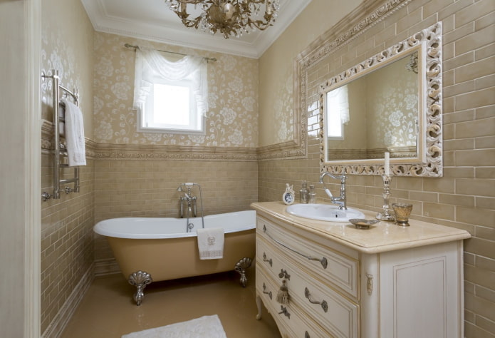 décoration murale dans une salle de bain de style classique