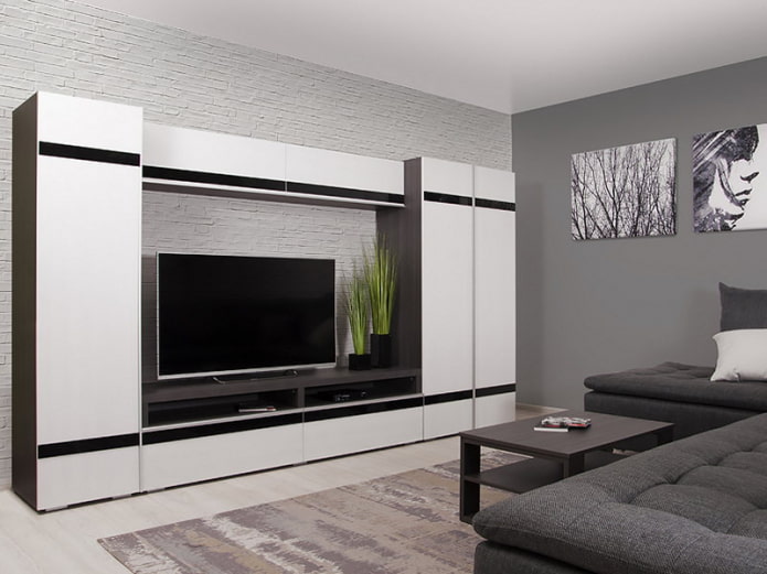 mur dans l'intérieur du salon dans un style minimaliste