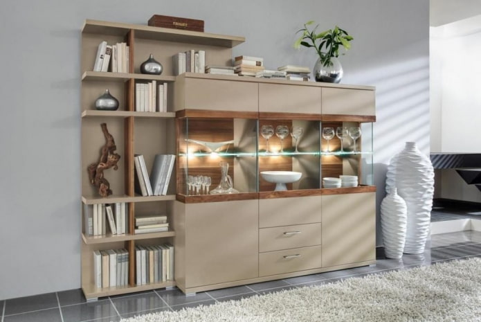 Mur pour vaisselle dans le salon