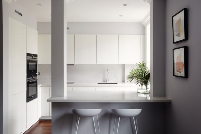 Murs blancs et gris dans un intérieur minimaliste