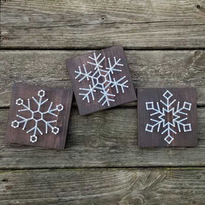 flocons de neige faits de clous et de fils