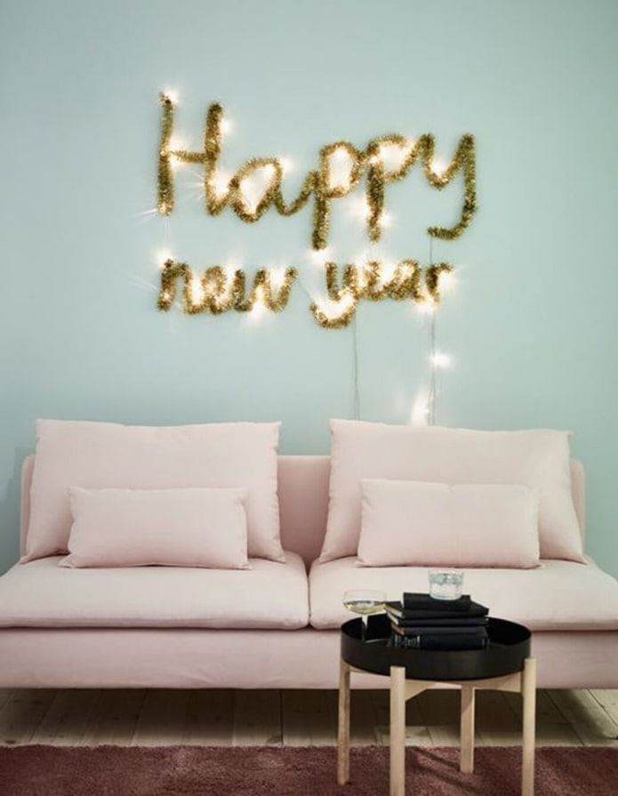 inscription avec une guirlande sur le mur