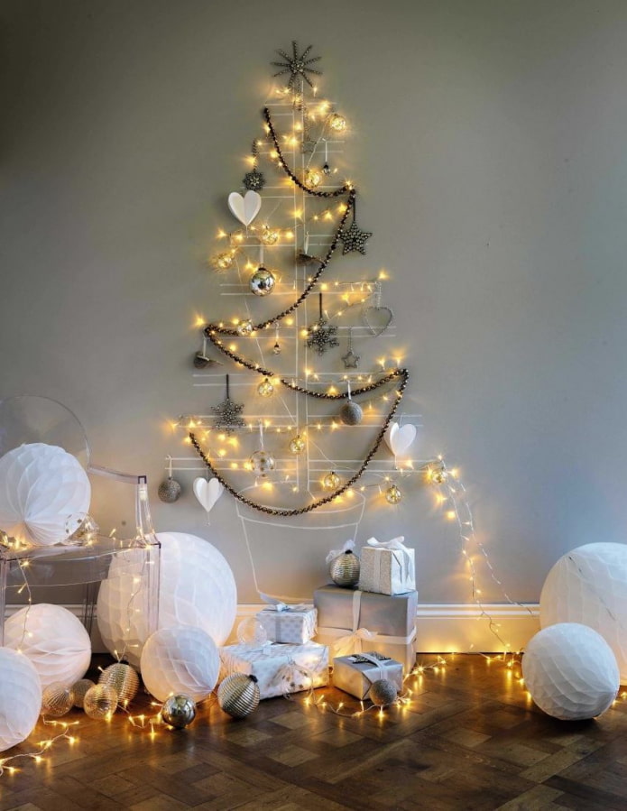 Arbre de Noël sur le mur fait de guirlande