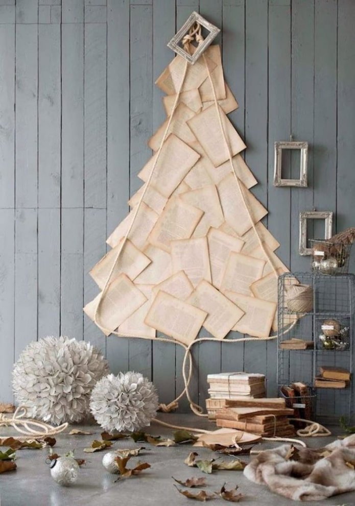 Arbre de Noël sur le mur fait de pages de livre