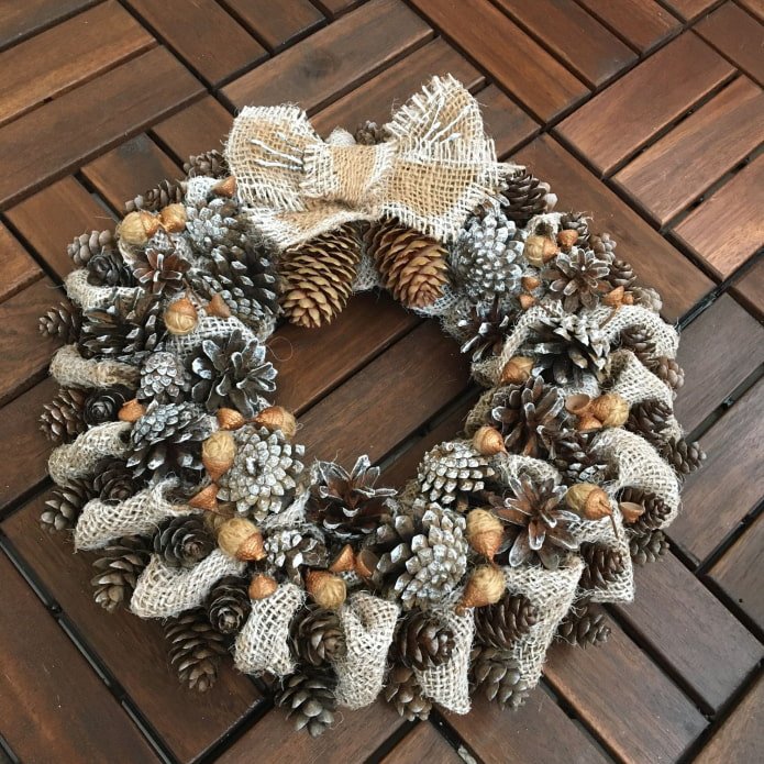 Couronne de Noël en toile de jute et pommes de pin