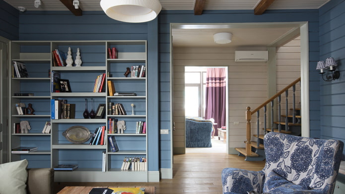 lambris peints en bleu dans une maison en bois