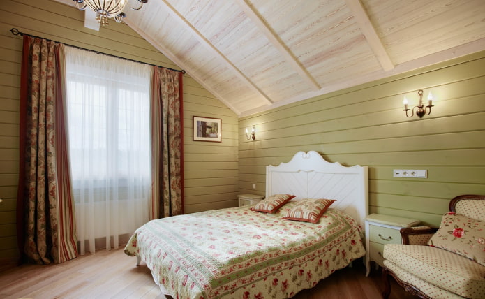 lambris peints en vert clair dans une chambre