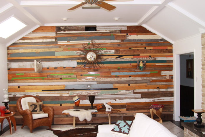 mur d'accent en lambris multicolores