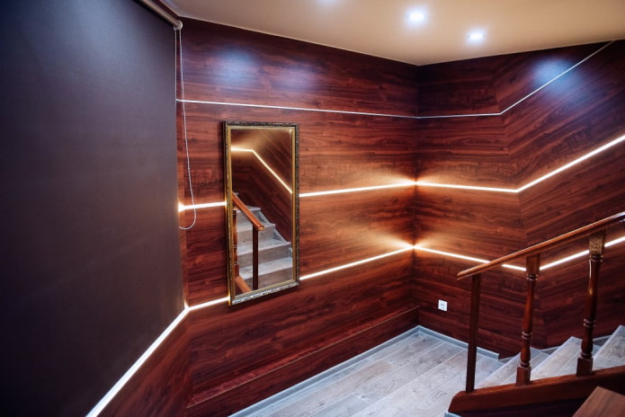 Décoration du couloir avec des panneaux MDF éclairés