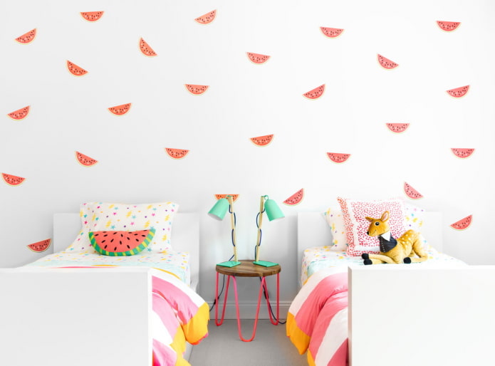 Papier peint sur le mur à l'intérieur de la chambre d'enfant