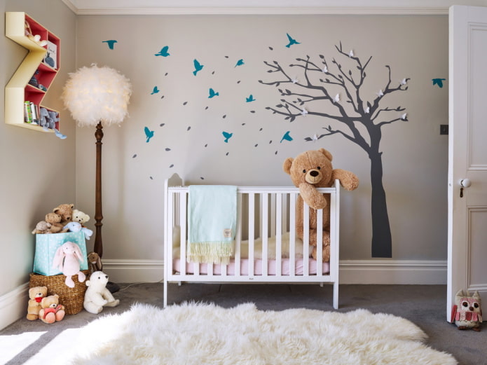 autocollant mural arbre dans la chambre de bébé