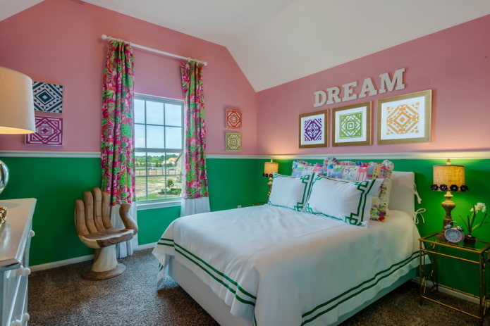 Murs multicolores à l'intérieur de la chambre de bébé
