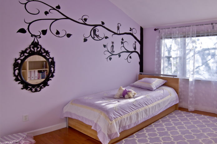 murs lilas à l'intérieur d'une chambre d'enfant