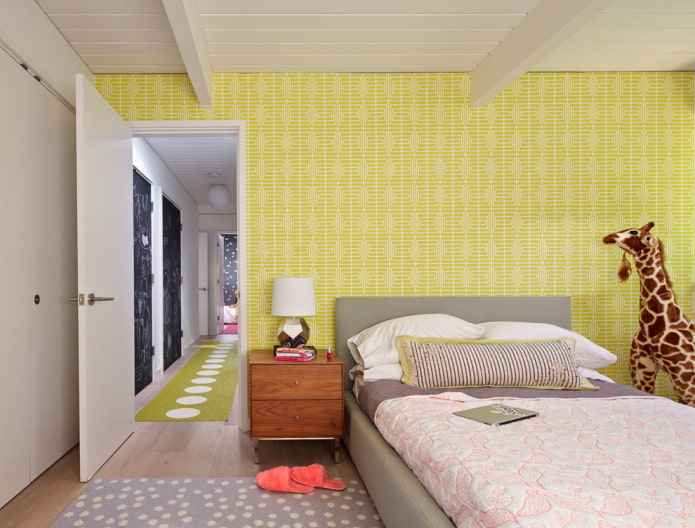 murs jaunes dans la chambre d'enfant