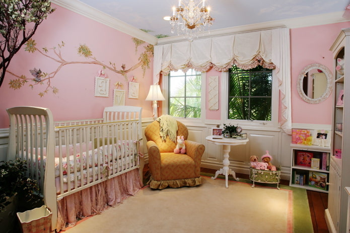murs roses dans une chambre d'enfant