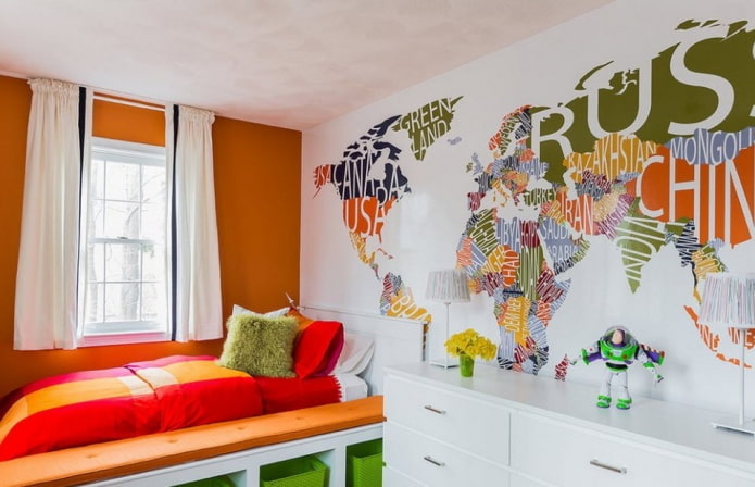 autocollant mural en forme de carte dans la chambre d'enfant
