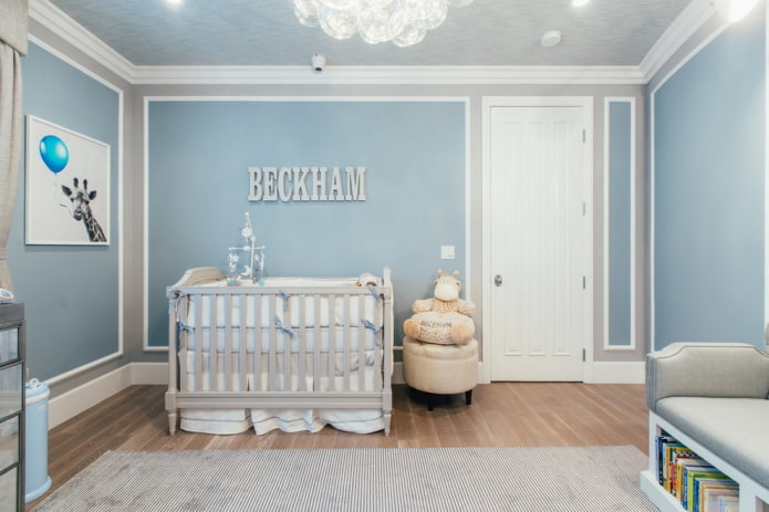 Murs bleus dans la chambre d'enfant
