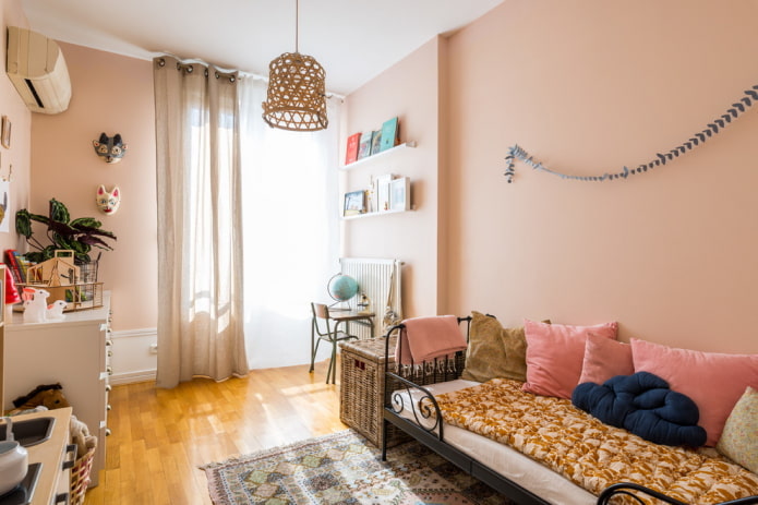 murs peints à l'intérieur de la chambre d'enfant