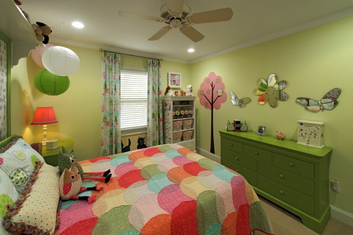 murs vert clair dans l'intérieur de la chambre de bébé