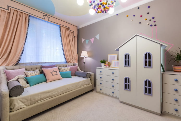 Murs gris à l'intérieur de la chambre d'enfant