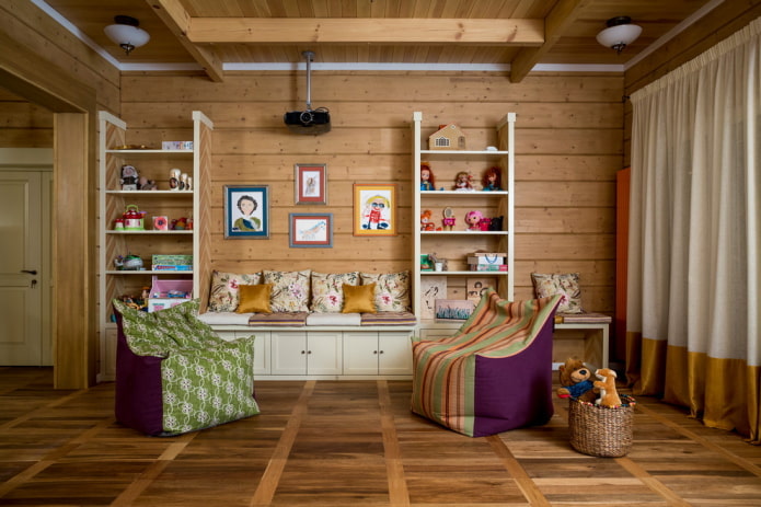 Revêtement mural en bois dans une chambre d'enfant