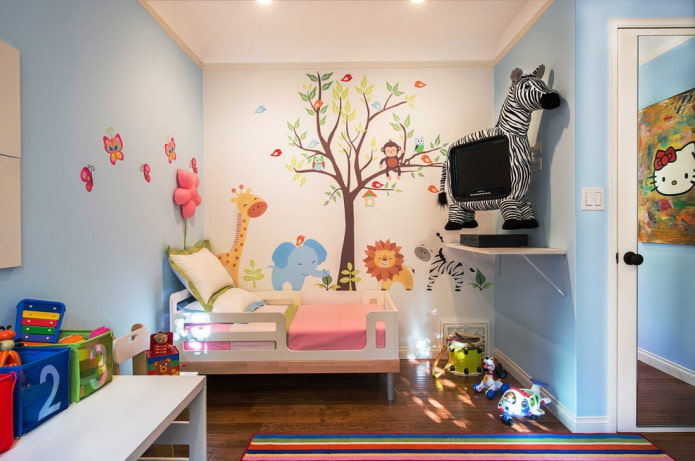 Décoration murale dans une petite chambre d'enfant