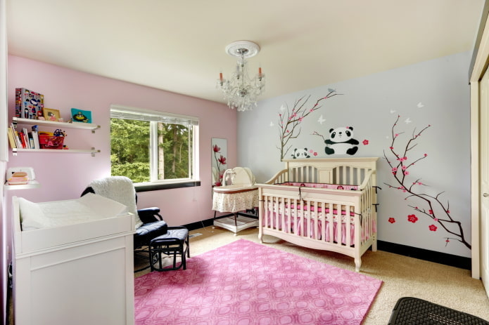 Décoration au-dessus du lit à l'intérieur d'une chambre d'enfant