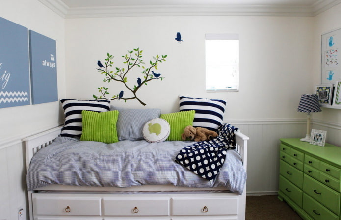 décoration au-dessus du lit à l'intérieur d'une chambre d'enfant