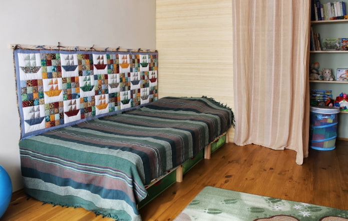 tapis sur le mur à l'intérieur de la chambre d'enfant
