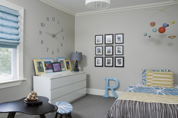 photos sur le mur à l'intérieur de la chambre d'enfant