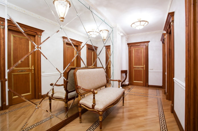 Mur miroir à l'intérieur du couloir